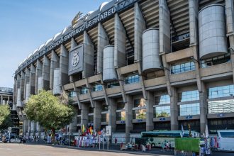 Supporters du Real Madrid célébrant une victoire au stade Santiago Bernabéu