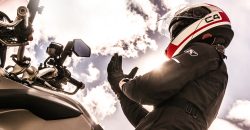 un motard enfilant des gants