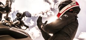 un motard enfilant des gants