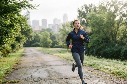 Jeune femme déterminée en course urbaine en pleine nature