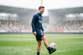 Jeune footballeur en entraînement en extérieur