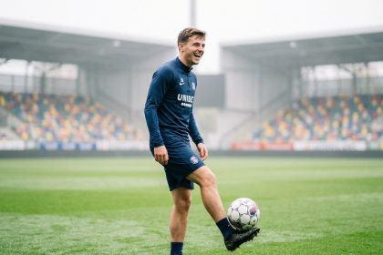 Jeune footballeur en entraînement en extérieur