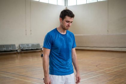 Jeune homme frustré après un coup manqué au badminton