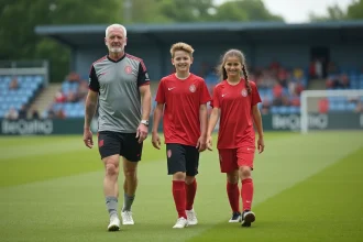 Trois joueurs de football de différents âges marchent ensemble sur le terrain