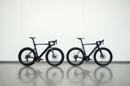 Comparaison des deux versions du Van Rysel RCR Pro et Signature côte à côte en studio vélo